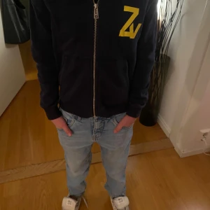 Zadig & Voltaire hoodie  - Tjabba, säljer nu denna snygga Zadig & Voltaire tröjan som inte längre kommer till använding. Skick 9/10. Han på bilden är cirka 147cm lång o tröjan sitter som en smäck. Vill nå ha mått osv, hör gärna av er vid eventuella frågor! Mvh 
