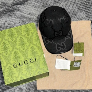 Gucci keps - Säljer min Gucci keps som jag fick i present säljer den pga jag använder ej den (ÄKTA)