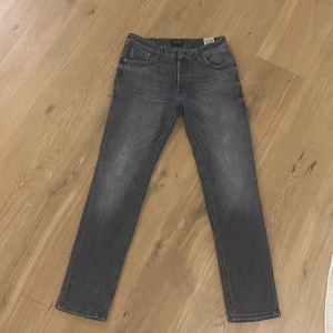 Grå jeans från Jack & Jones - Snygga grå jeans från Jack & Jones i modellen Slim Straight Tim.
