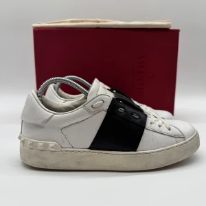 VALENTINO OPEN - Valentino open sneakers - Skick: 8,5/10 - Storlek 37 - Tillbehör: Enbart skorna - Nypris 7700kr - deluxecloset 