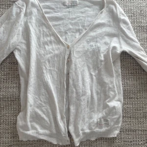 Vit kofta från Odd Molly - Säljer den här jättesöta koftan från odd Molly!💗