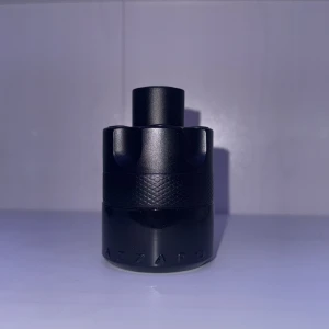 Azzaro the most wanted  - Nästan full 50 ml flaska Perfekt för den som gillar en maskulin och elegant look. Passar bra till våren och sommar kvällar.
