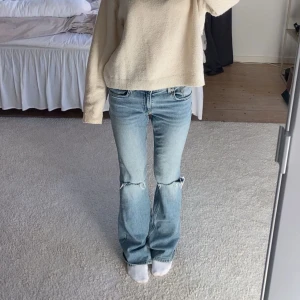 Ljusblå bootcut jeans - Snygga ljusblå lågmidjade bootcut jeans med hål i knäna. Använda fåtal gånger och de är lite för långa, därav slitningen längst ner. Jag är 164! Pris kan diskuteras!💕💕💕