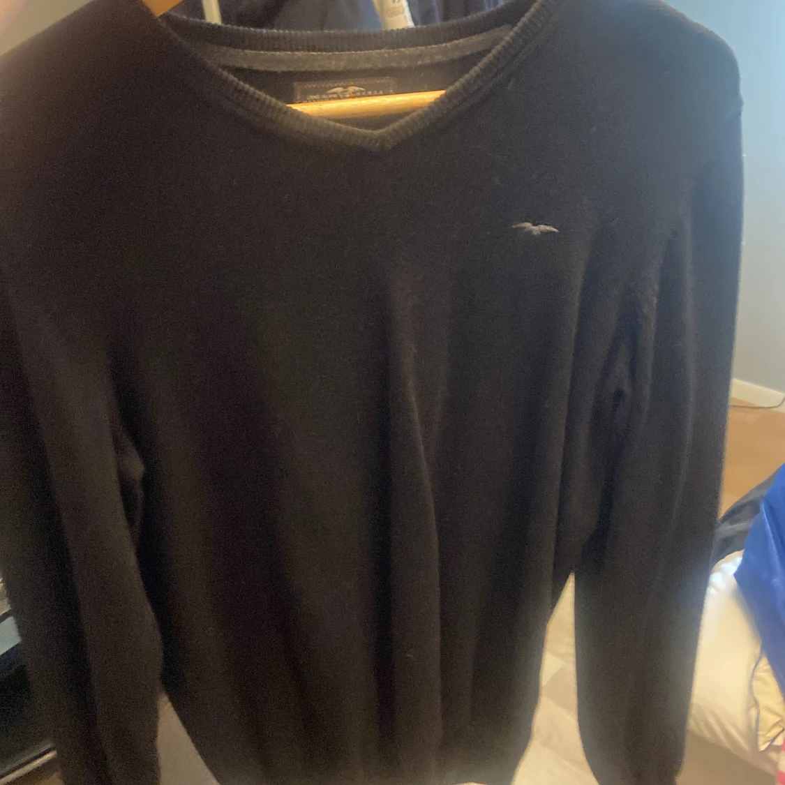 Svart tröja med v-ringning - 1