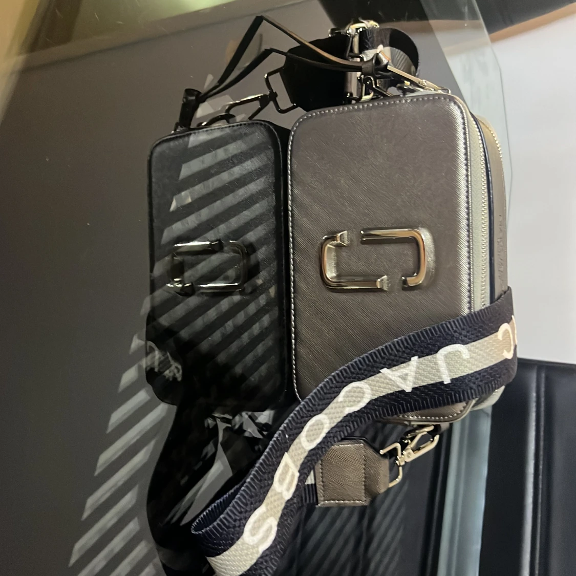 Grå axelväska från Marc Jacobs