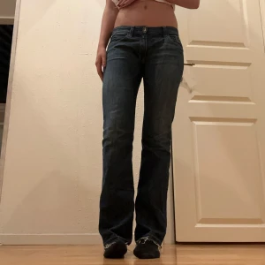 Blå jeans från Replay - Snygga blå jeans från Replay med en klassisk bootcut-stil. 