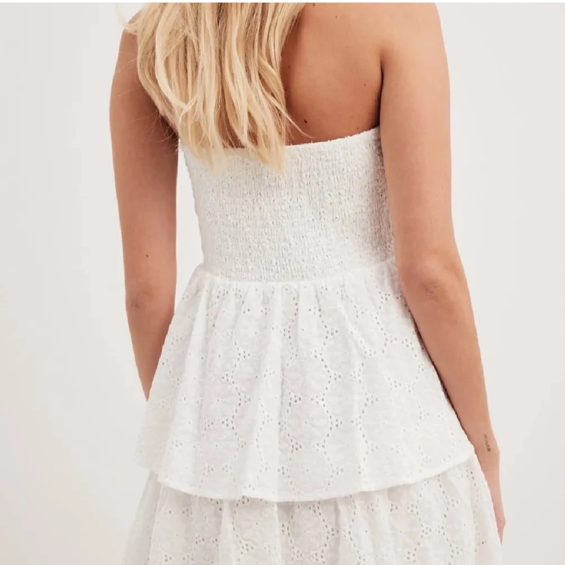 Vit axelbandslös klänning - 2