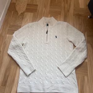 Vit stickad tröja från Polo Ralph Lauren - Säljer nu denna zip från Ralph lauren, den är i musklick och är i storlek S 