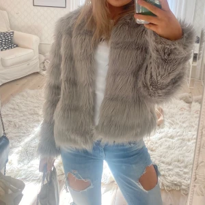 Grå pälsjacka - Världens finaste och snyggaste gråa pälsjacka i fint skick💞💞Jae 166 å brukar ha xs/s💞