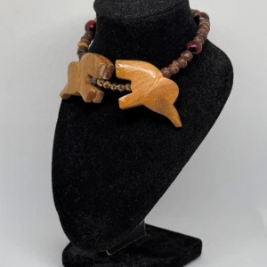 Armband med träelefanter och pärlor - Unikt armband med två träelefanter som möts i mitten, omgivna av bruna och röda pärlor. Perfekt för att ge en naturlig och bohemisk touch till din stil.