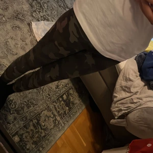 Camouflage leggings från Lululemon - Säljer mina snygga camouflage leggings från Lululemon. Eftersom jag inte använt dem på ett tag, använt ett fåtal gånger⭐️skriv om ni har några frågor💕