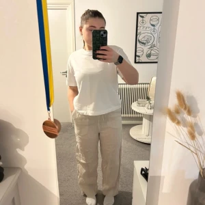 Beige linnebyxor - Säljer ett par linnebyxor från arket. Använda enstaka gånger men som nya!🥰