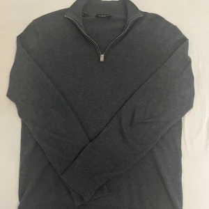 Selected Homme half-zip - Skick: 9/10  Märke: Selected Homme  Storlek: S  Färg: Mörkgrå ✅