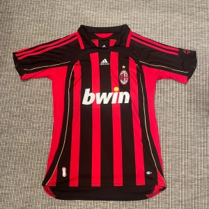 AC Milan fotbollströja röd/svart - Tja! Säljer nu en av mina största favoriter pga att den är lite väl stor på mig. Riktigt fin retro tröja som passar både på gymmet, träningen eller när som. Den är i mycket gott skick trots några månader av användning, inga märken/tecken på slitage eller liknande. || Storlek: M men stor i storleken så passar även L. || Skick: 9.5/10 || Tveka inte att höra av dig vid frågor, priset är inte ristat i sten🙌😊