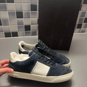 Valentino flycrew  - Skick 8-10, box ingår, pris går diskuteras vid snabb affär 