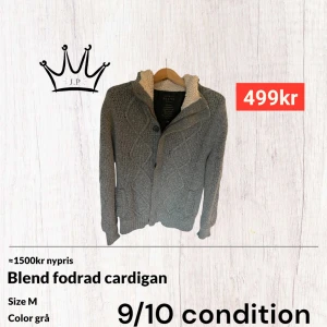 Fodrad cardigan - Säljer nu denna sjukt bekväma och varma cardigan fast ändå åt Jack hållet. Den är i väldigt bra skick 9/10. Storleken på denna är M, modellen på bilden är 180 och väger 75kg. För fler frågor eller funderingar är det bara att höra av sig!