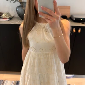 Vit klänning från Zara  - Vit klänning från Zara mönster på. Säljs då den inte än vänds längre och ör inte heller använd mycket. Meddela vid frågor eller fler bilder 