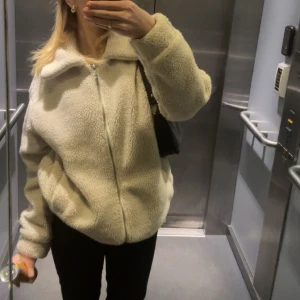 Fluffig jacka  - Fluffig ljus beige jacka i storlek S ifrån Lindex. Använd syns lite men annars hel och fin med fickor. Perfekt till våren 