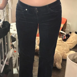 Svarta lågmidjade jeans - Snygga svarta lågmidjade jeans från marc’opolo som är raka med en utsvängd look och en bekväm passform. En stor favorit.