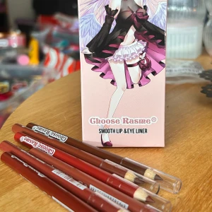 Lipliners i söt förpackning! - 6 st lipliners i olika röda nyanser i söt förpackning från Choose Rasme. 0,75 g. Nytt och oanvänt.