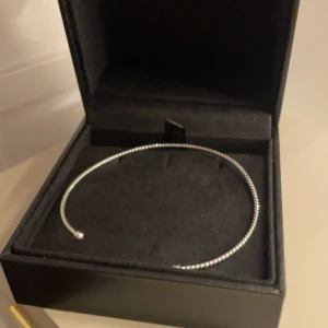 Caroline svedbom  - Caroline svedbom armband i silver nästan aldrig använt 💕💕säljer för 270 kr