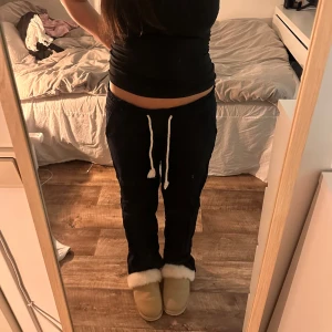 Svarta linnebyxor med snörning från roxy  - Säljer ett par svarta linnebyxor med snörning i midjan. Byxorna har en avslappnad passform och är perfekta för en bekväm stil. De har elastisk midja och är gjorda i ett mjukt material.