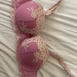 Rosa intimissimi bh - Säljer en söt rosa bh med vacker spetsdetalj i beige. Bh:n har justerbara axelband och hakknäppning bak för perfekt passform. Just denna färg säljs nt längre, varan är använd men i fint skick 🥰