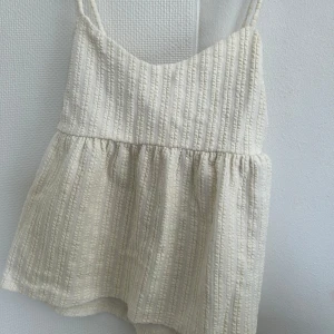 vit topp - supersöt topp med öppen rygg, benvit färg! 