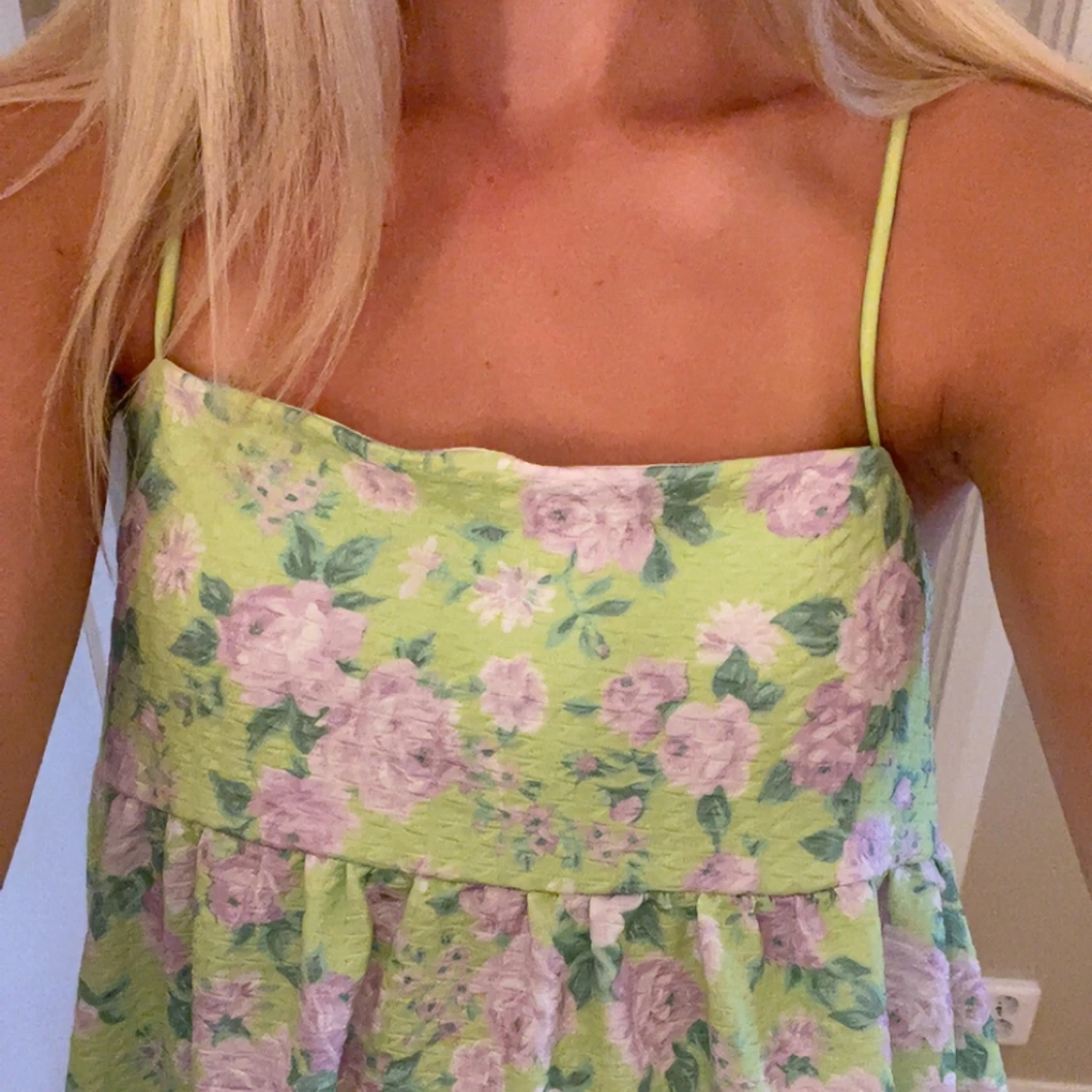 Grön blommig linnetopp med tunna band - 4