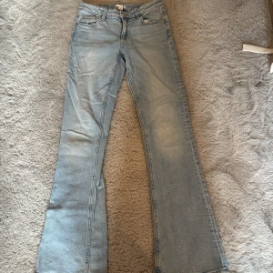 Bootcut jeans från Gina Tricot ljusblå - Snygga ljusblå bootcut jeans från Gina Tricot i storlek 158. Dom är slitna längst ner fast annars är dom i väldigt bra skick.💓💓