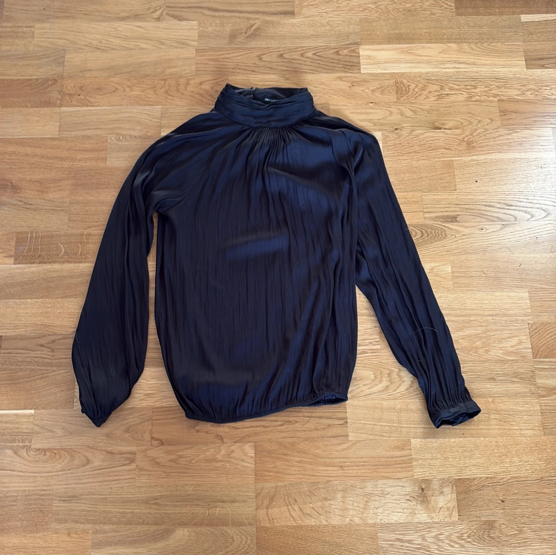 Svart blus från First Class Collection