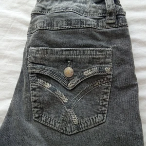 Grå bootcut jeans med broderade fickor - Jätte fina gråa jeans från gina young🩷Använda ett fåtal gånger, lappen är bortklippt men dom är i strl 170🫶🏻Fint mönster på bakfickorna. Nypris 350 säljer för 125