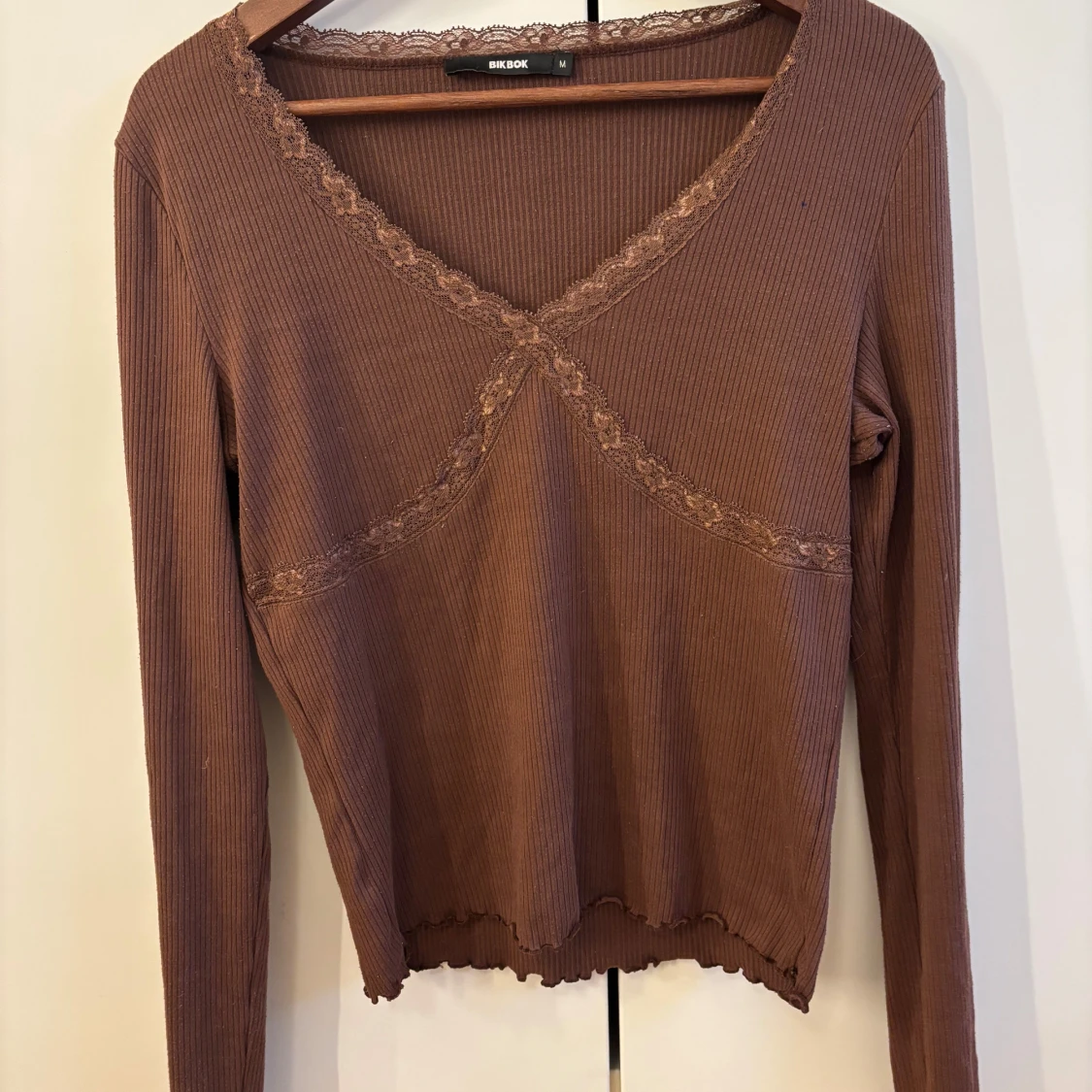 Brun ribbad topp med spets 