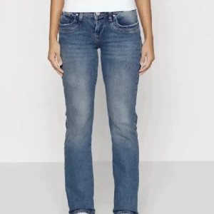 ltb jeans blå - blåa ltb jeans, har använts varsamt och har inga defekter. storlek W27 L34