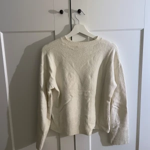 Vit tröja från & other stories  - Säljer en vit tröja från & other stories i storlek Xs. Är använd några gånger men är i bra skick💕