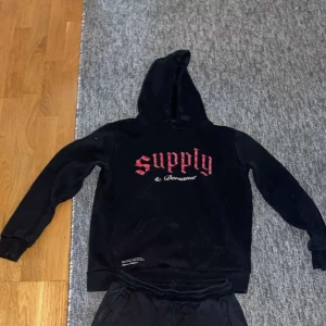 Supply & Demand Set - Svarta mjukisbyxor och hoodie från Supply & Demand. Knappt använda Säljer dom i ett Set, Skriv om du är intresserad 