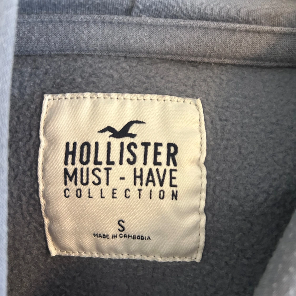 Blå hoodie från Hollister - 2