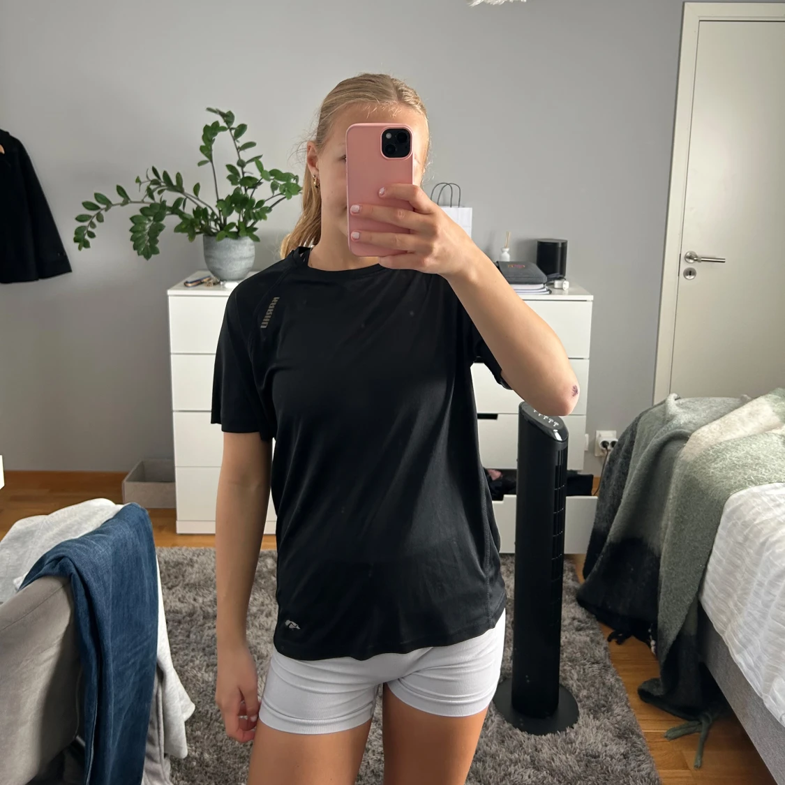 Svart tränings-t shirt  - 1