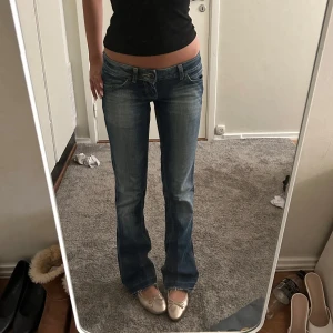 lågmidjade bootcut jeans - sitter väldigt low och har dessutom en väldigt kort dragkedja!! 