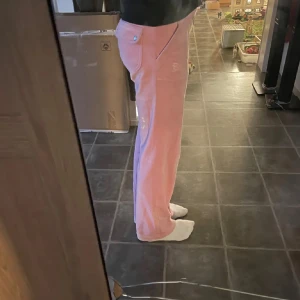 Rosa juicy  - Säljer ett par ljusrosa juicy byxor i storlek xxs då jag vill ha en annan färg💓Pris kan diskuteras! De är i väldigt bra skick det ändå är ett pyttelitet bläck streck på ena benet som knappt är synligt, skriv för bild på det.