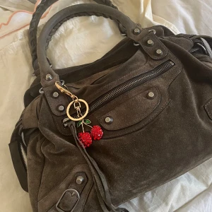 Balenciaga väska - Skit snygg mörk grön mocka väska från Balenciaga. Utan defekter i nyskick, men borttappad spegel. Så snygg till hösten❤️❤️ är öppen för byten mot andra city bags i annan färg, dior bowling bag mm. Längre band och dust bag med kommer. Skriv vid intresse❤️❤️