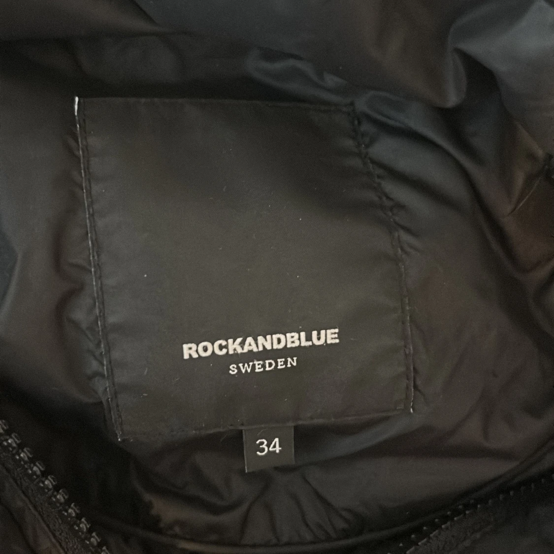 Svart Rockandblue dunjacka med pälsluva  - 2