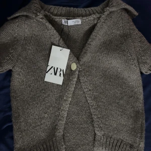 Beige stickad kofta från ZARA - Aldrig andvänd prisa lapp kvar återpubliserat för fri frakt 