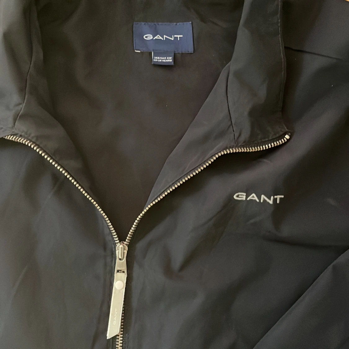 Mörkblå vindjacka från GANT - 1