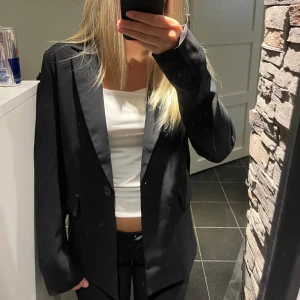 Snygg kavaj från Nelly - Super snygg kavaj från Nelly, helt oanvänd med prislappen kvar