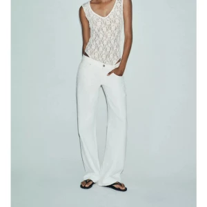 Vita jeans - Helt oanvända jeans från Zara då jag beställde fel storlek. Låg midja och vida ben, jättefina !!