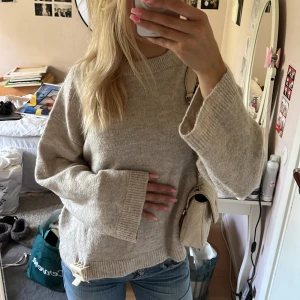 Stickadtröja - Beige/ljusbrun stickad tröja från Ginatricot storlek S. 