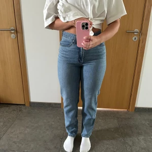 Levi's 80’s mom jeans - Säljer 80’s mom jeans. Sparsamt använda. Inget tecken på användning.