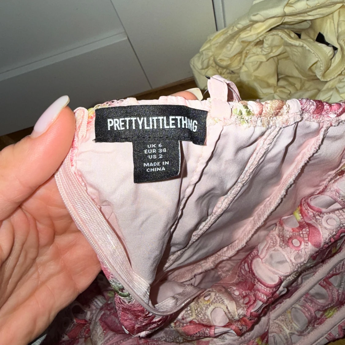 Rosa blommig kortklänning PrettyLittleThing - 3