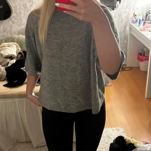 Grå stickad tröja från 157 - Säljer en grå stickad tröja från 157 med trekvartsärm.  Mjuk och skön som är lätt att matcha med jeans. Den är använd 5 gånger max.💞
